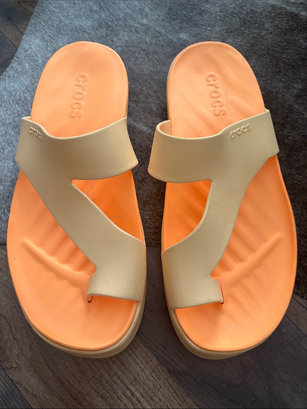 CROCS Getaway Platform Toe Loop Sandals Golden Hour 10w euc